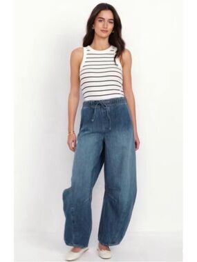 OLD NAVY High Waisted Pull-On Barrel Jeans in Medium Wash